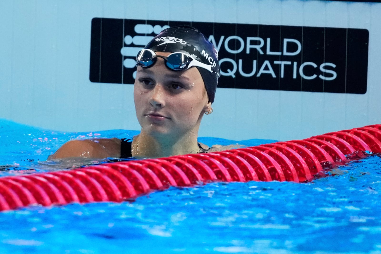 Summer McIntosh of Canada reacts after winning gold in the women's 400-meter freestyle final at the World Aquatics Championships in Singapore, Sunday, July 27, 2025. (AP Photo/Vincent Thian)