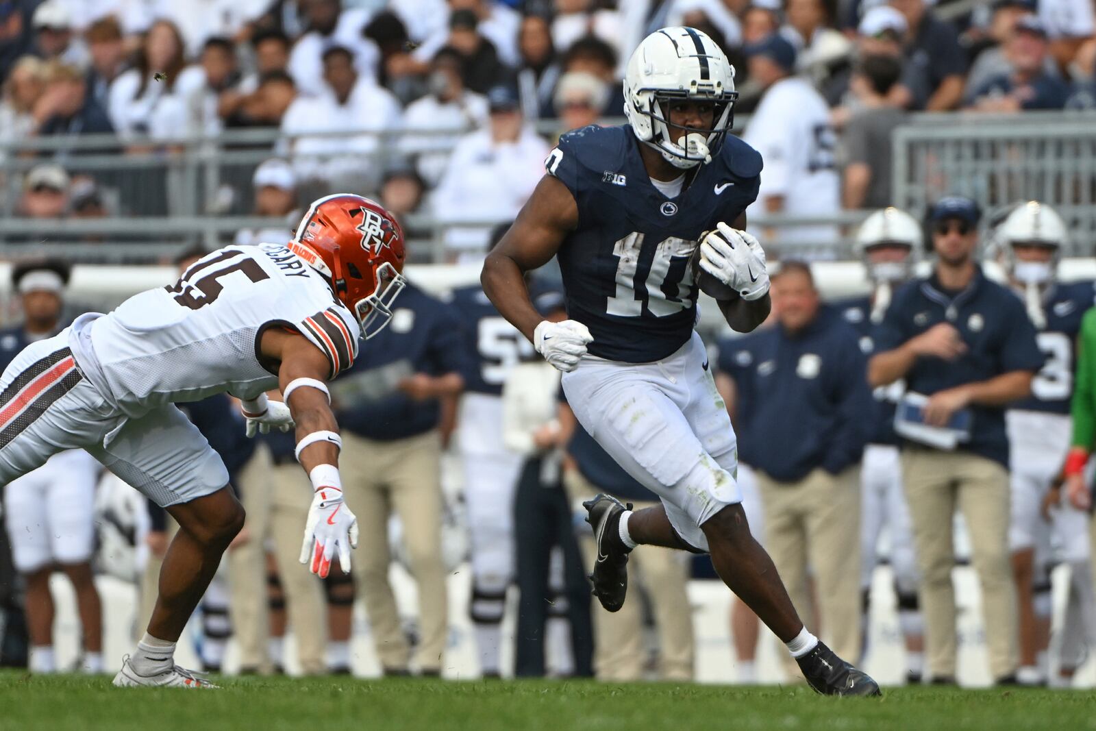 Penn State running back Nicholas Singleton (10) runs away from Bowling Green linebacker Avi McGary (15) during the second quarter of an NCAA college football game against Penn State, Saturday, Sept. 7, 2024, in State College, Pa. (AP Photo/Barry Reeger)
