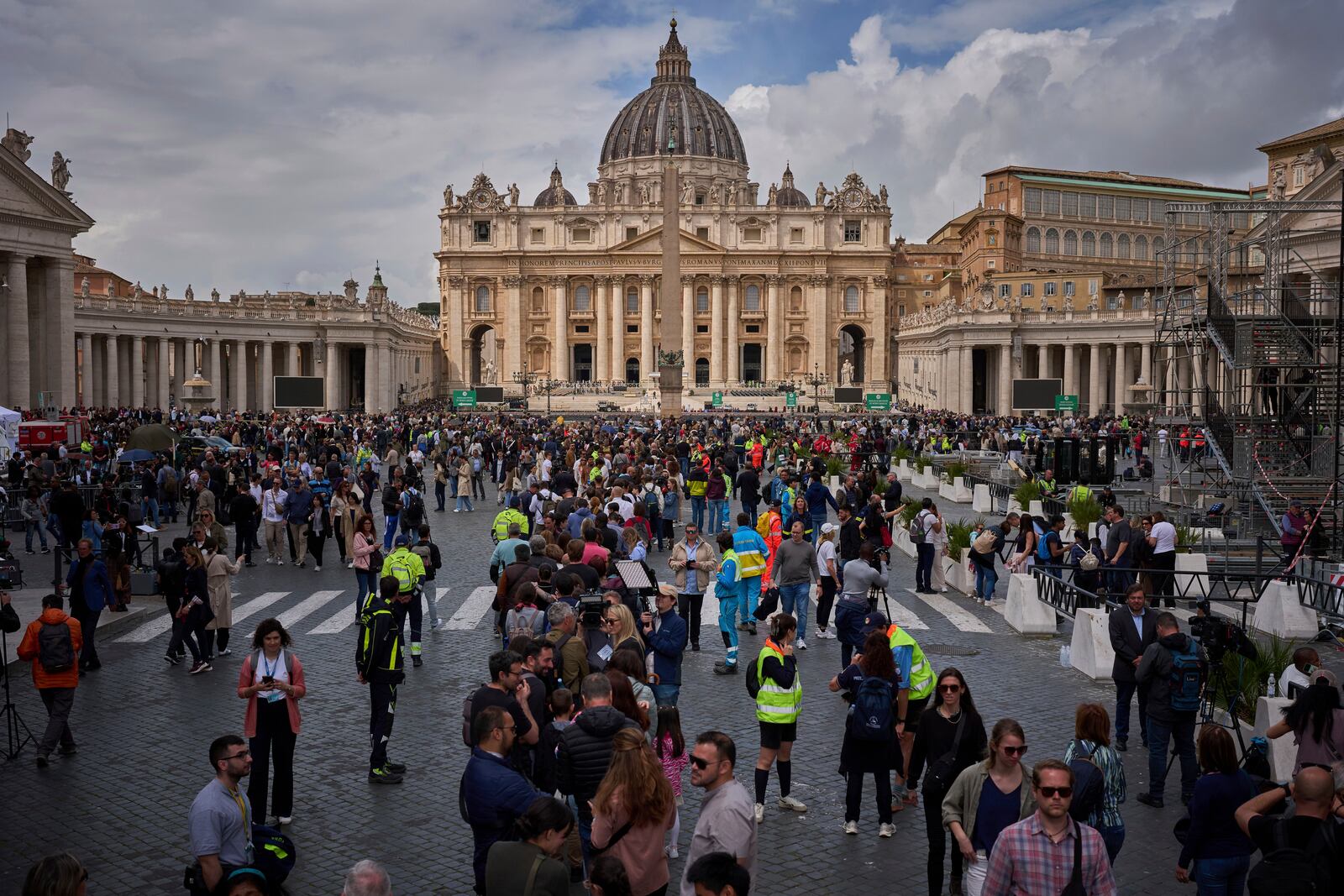 People line up to enter St. Peter's Basilica to pay their respects to Pope Francis lying in state, at the Vatican, Thursday, April 24, 2025. (AP Photo/Emilio Morenatti)