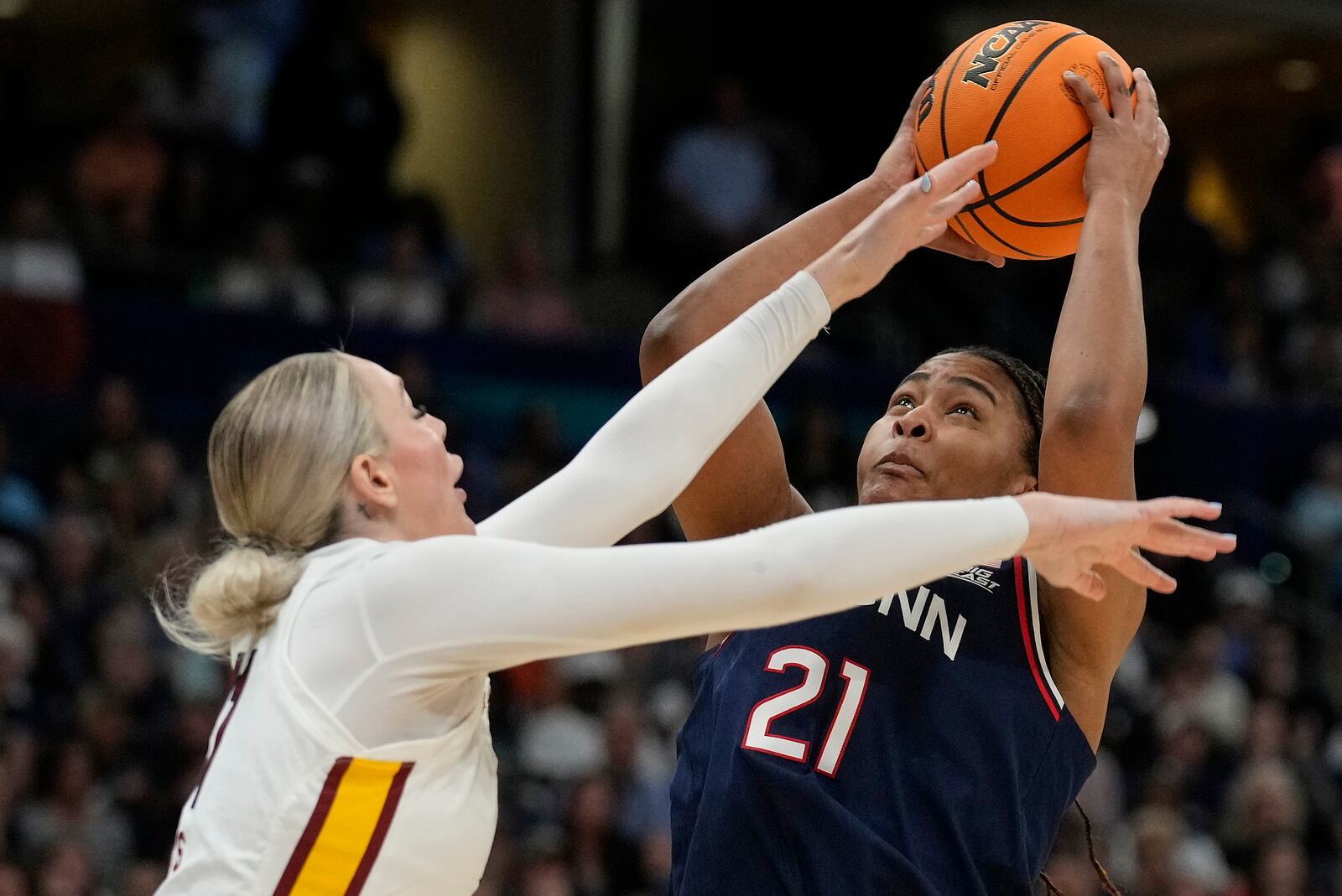 UConn forward Sarah Strong (21) shoots against South Carolina forward Chloe Kitts (21) during the first half of the national championship game at the Final Four of the women's NCAA college basketball tournament, Sunday, April 6, 2025, in Tampa, Fla. (AP Photo/Chris O'Meara)