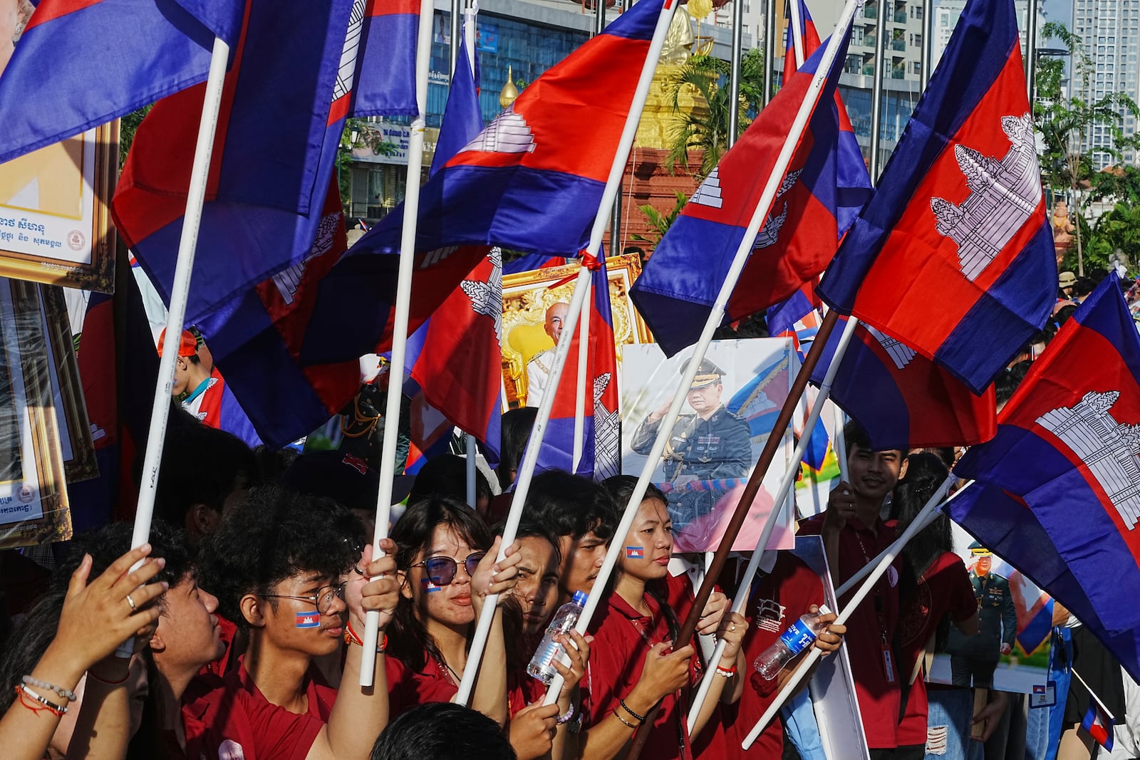 People participate in a government-organized unity parade in support of Cambodian frontline forces guarding the territory and sovereignty of the country in Phnom Penh Cambodia, Wednesday, June 18, 2025. (AP Photo/Heng Sinith)