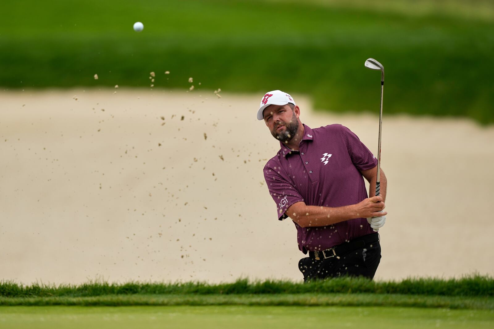 Marc Leishman, of Australia, chips onto the eighth green during the third round of the U.S. Open golf tournament at Oakmont Country Club Saturday, June 14, 2025, in Oakmont, Pa. (AP Photo/Carolyn Kaster)