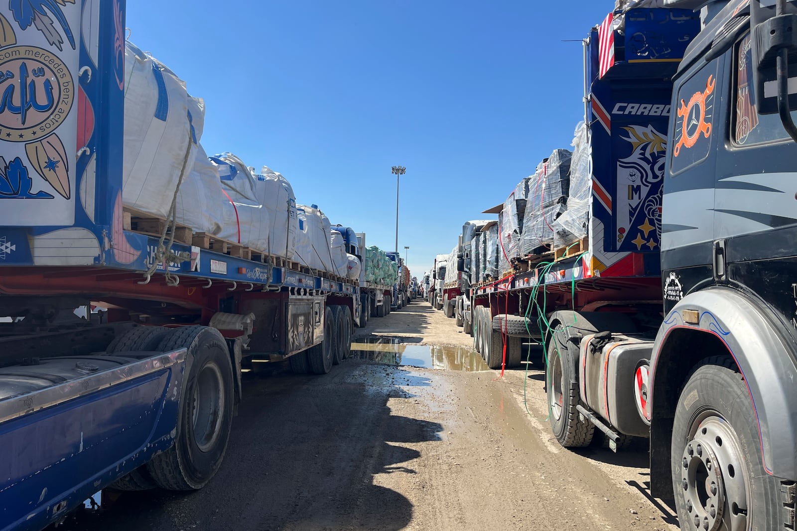 FILE.- Trucks line up at the Egyptian side of the Rafah border crossing between Egypt and the Gaza Strip after Israel blocked the entry of aid trucks into Gaza, Sunday, March 2, 2025. (AP Photo/Mohamed Arafat,File)