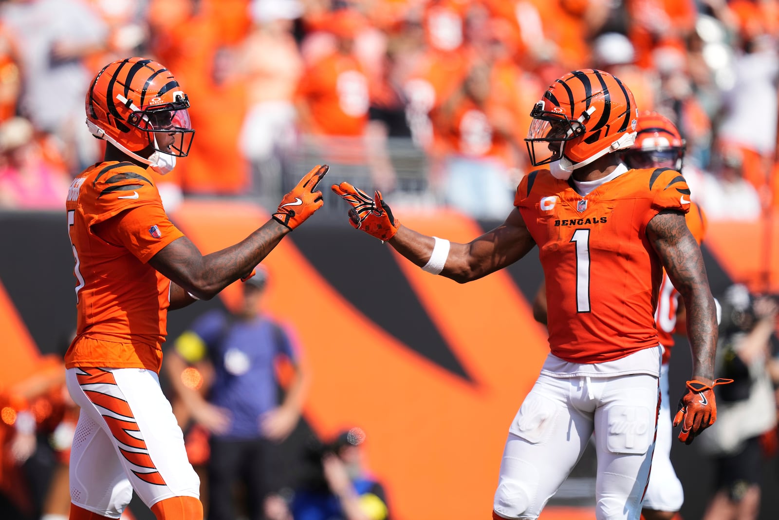 Cincinnati Bengals wide receiver Tee Higgins, left, celebrates his touchdown catch with wide receiver Ja'Marr Chase (1) during the second half of an NFL football game against the Jacksonville Jaguars, Sunday, Sept. 14, 2025, in Cincinnati. (AP Photo/Jeff Dean)