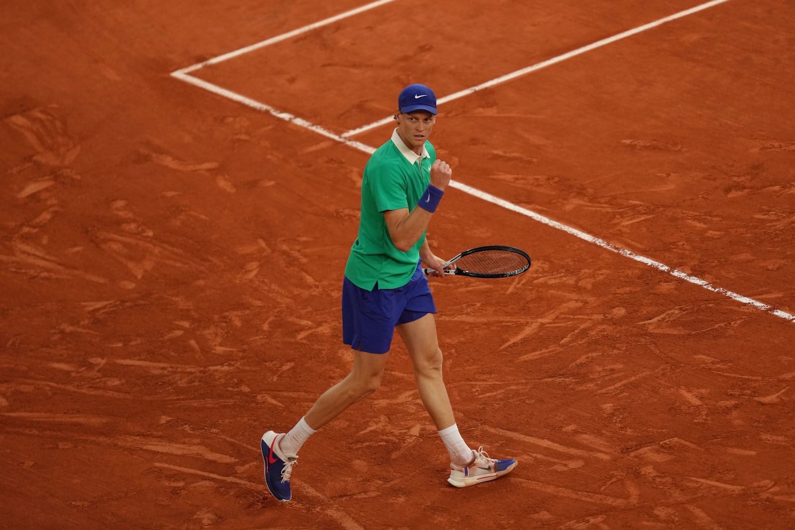 Italy's Jannik Sinner reacts as he plays against Russia's Andrey Rublev during their fourth round match of the French Tennis Open at the Roland-Garros stadium in Paris, Monday, June 2, 2025. (AP Photo/Aurelien Morissard)