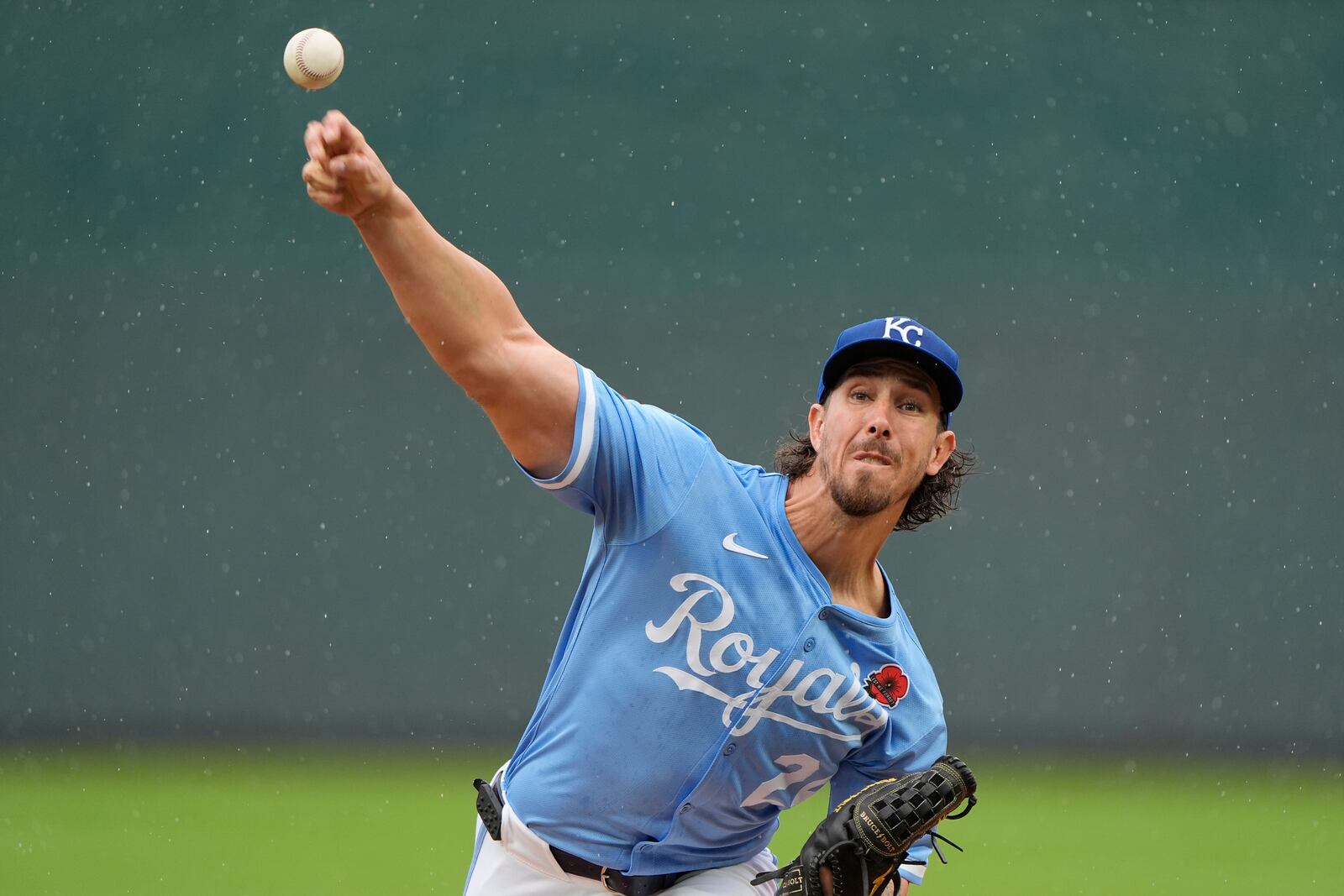 Kansas City Royals starting pitcher Michael Lorenzen throws during the first inning of a baseball game against the Cincinnati Reds, Monday, May 26, 2025, in Kansas City, Mo. (AP Photo/Charlie Riedel)