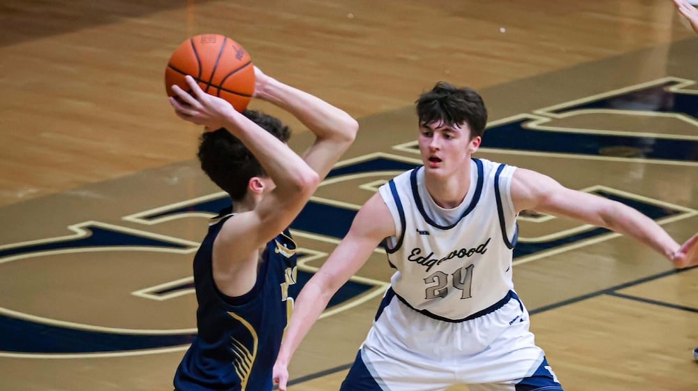 Edgewood’s Kale Reynolds (24) guards Monroe’s Ty Perkins on Friday, Jan. 23, 2026 at Edgewood’s Ron Kash Court. NOAH PITZER / CONTRIBUTED