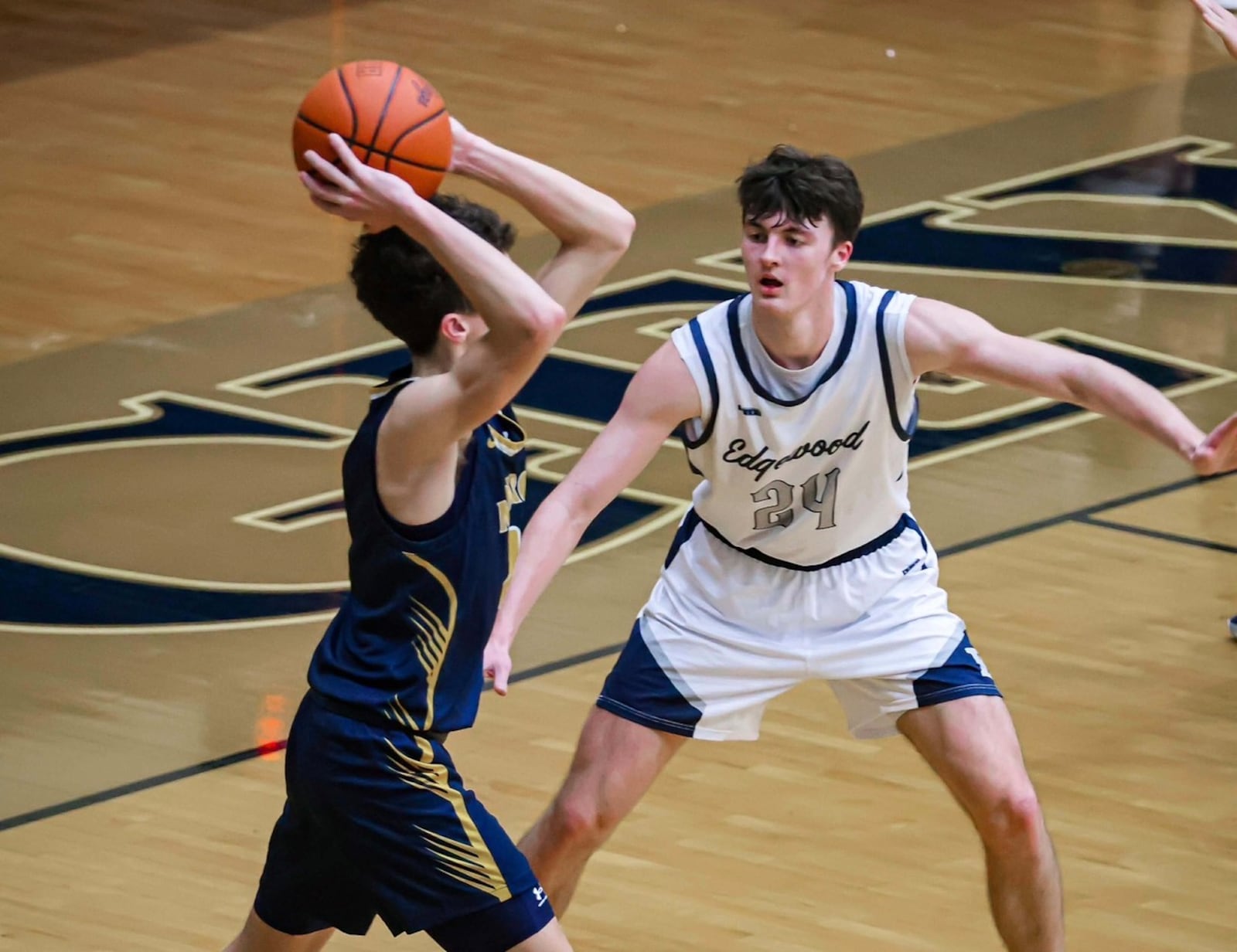 Edgewood’s Kale Reynolds (24) guards Monroe’s Ty Perkins on Friday, Jan. 23, 2026 at Edgewood’s Ron Kash Court. NOAH PITZER / CONTRIBUTED