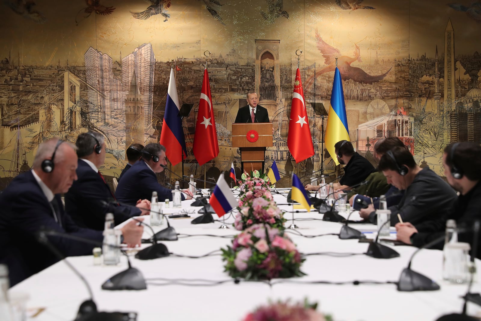 FILE - In this photo provided by the Turkish Presidency, Turkish President Recep Tayyip Erdogan, center, gives a speech to welcome the Russian, left, and Ukrainian delegations ahead of their talks in Istanbul, Turkey, on March 29, 2022. (Turkish Presidency via AP, File)