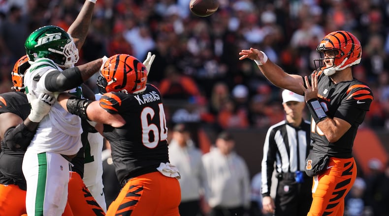 Cincinnati Bengals quarterback Joe Flacco throws a pass during the first half of an NFL football game against the New York Jets, Sunday, Oct. 26, 2025, in Cincinnati. (AP Photo/Jeff Dean)