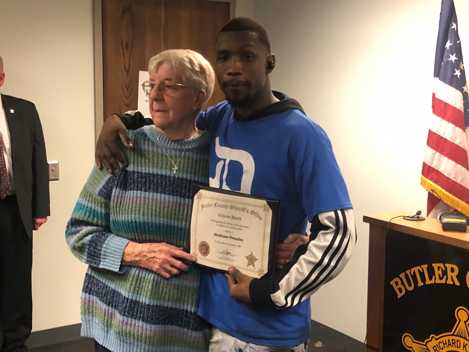 Deshawn Pressley, 29, of Middletown, received a "Citizens Award" from Butler County Sheriff Richard Jones Thursday. Pressley chased down a man who allegedly stole a purse belonging to Patricia Goins, 87, of Trenton. RICK McCRABB/STAFF