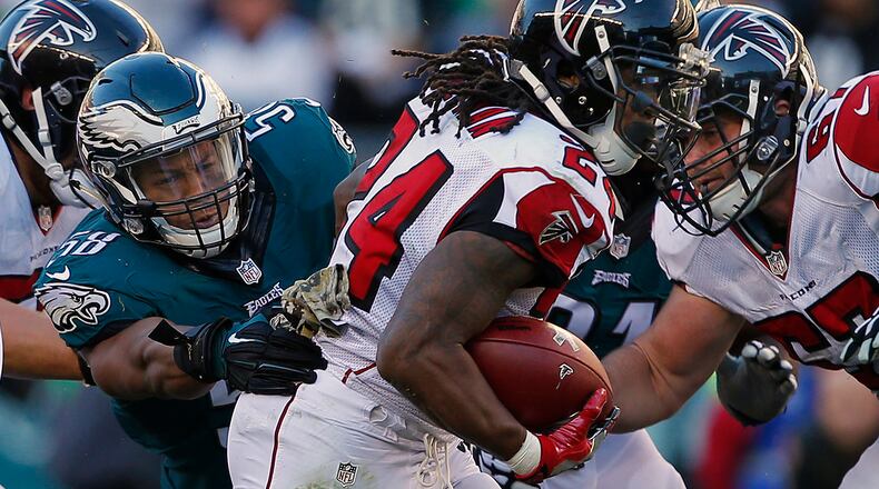 PHILADELPHIA, PA - NOVEMBER 13: Jordan Hicks #58 of the Philadelphia Eagles attempts to grab Devonta Freeman #24 of the Atlanta Falcons during a game at Lincoln Financial Field on November 13, 2016 in Philadelphia, Pennsylvania. (Photo by Rich Schultz/Getty Images)