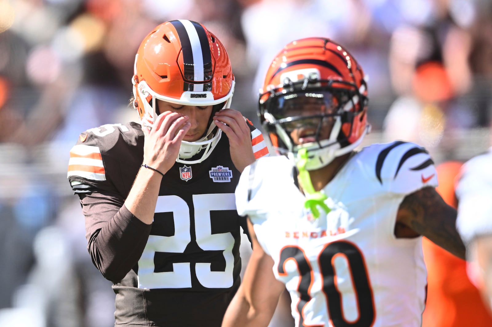 Cleveland Browns place kicker Andre Szmyt, left, reacts after missing on a field goal attempt during the second half of an NFL football game against the Cincinnati Bengals, Sunday, Sept. 7, 2025, in Cleveland. (AP Photo/Sue Ogrocki)