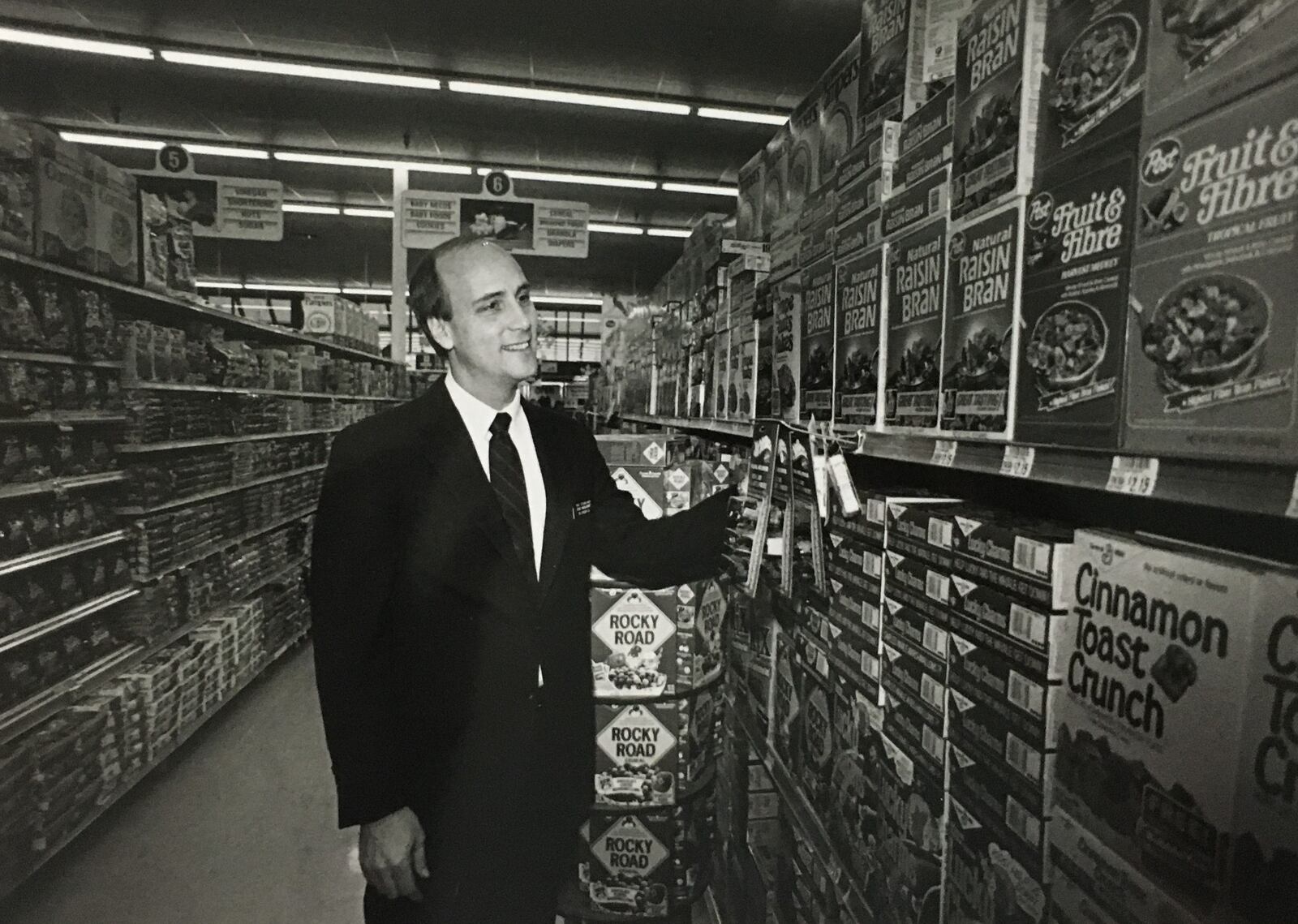 Mike Steinbrunner, Kroger store manager in Oxford, Jan. 8, 1987. JOURNAL-NEWS PHOTO ARCHIVES