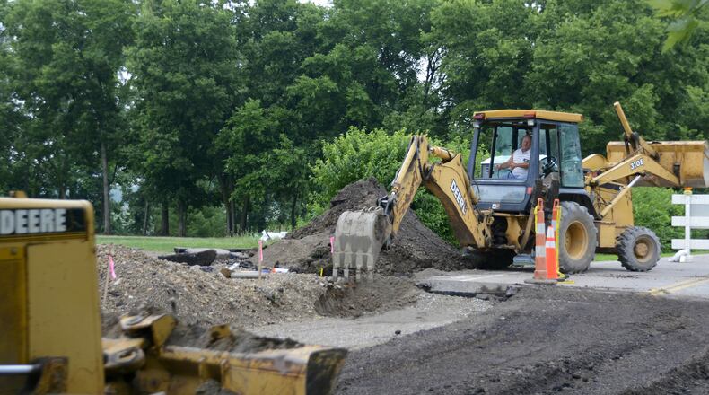 The city of Fairfield’s first modern roundabout at River and Gray roads south of Marsh Park is on schedule to be finished later this summer despite the recent rain storms in the area. MICHAEL D. PITMAN/STAFF