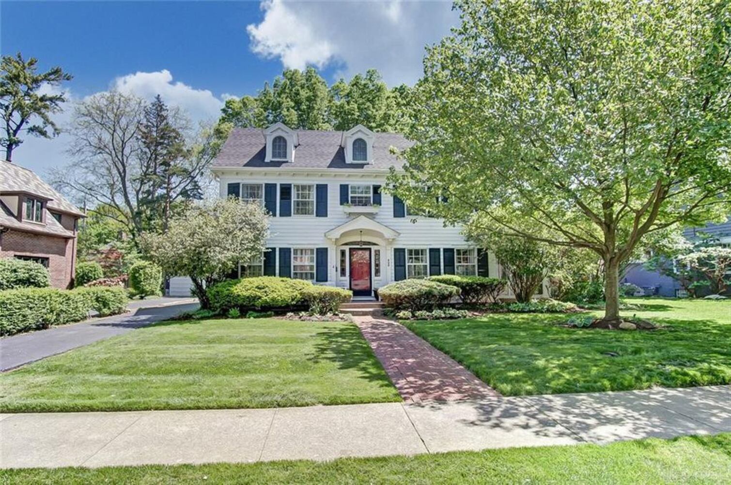 PHOTOS: Luxury Oakwood colonial home on market