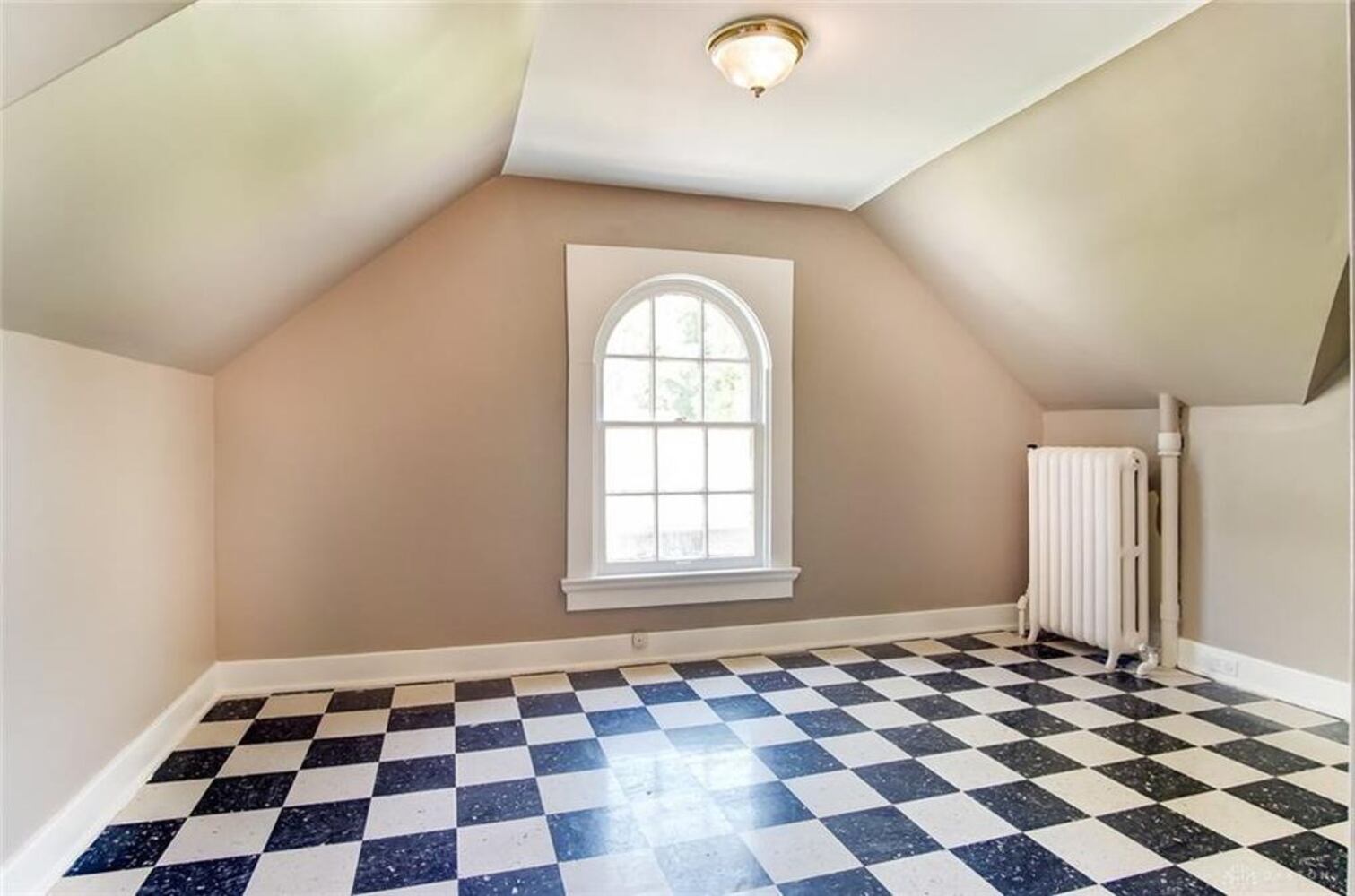PHOTOS: Luxury Oakwood colonial home on market