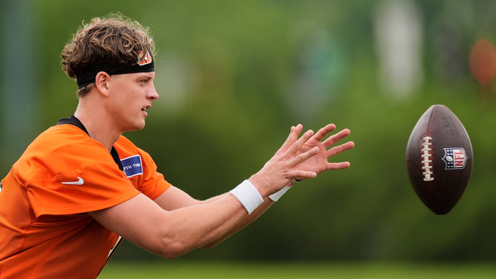 Cincinnati Bengals quarterback Joe Burrow catches a ball during NFL football practice on Tuesday, May 13, 2025, in Cincinnati. (AP Photo/Carolyn Kaster)