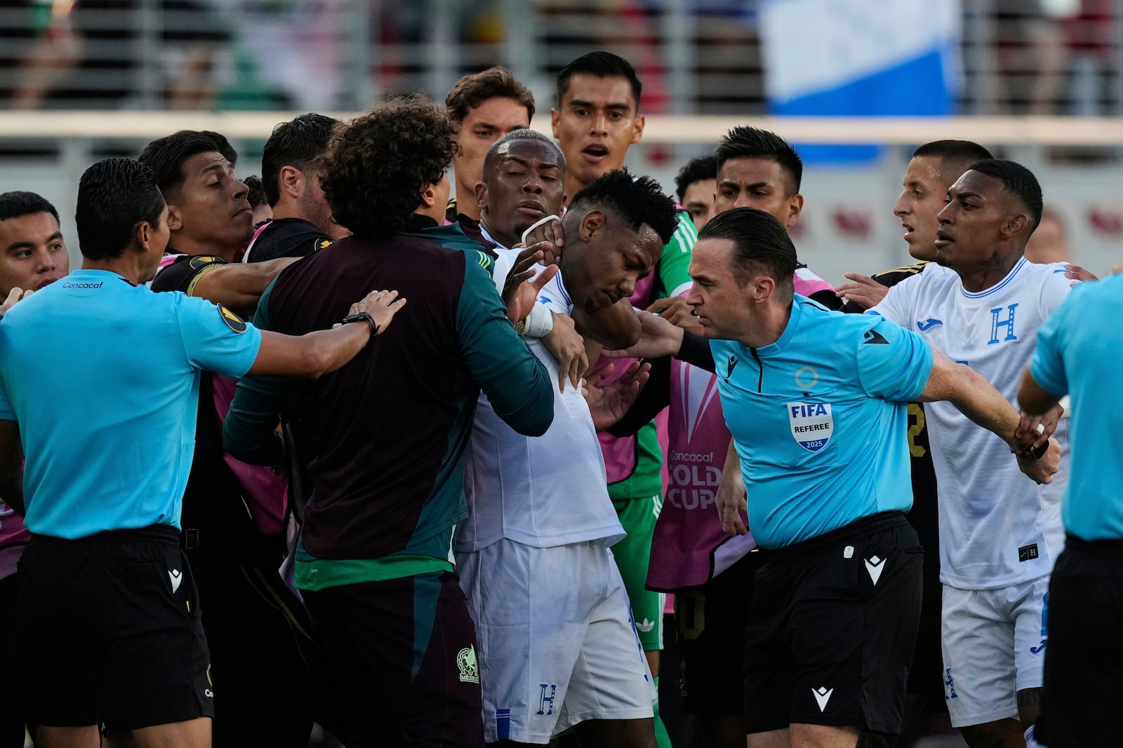 Honduras forward Romell Quioto, center, and Mexico's Guillermo Ochoa, left, have an altercation on the sideline during the first half of a CONCACAF Gold Cup semifinal soccer match Wednesday, July 2, 2025, in Santa Clara, Calif. (AP Photo/Godofredo A. Vásquez)