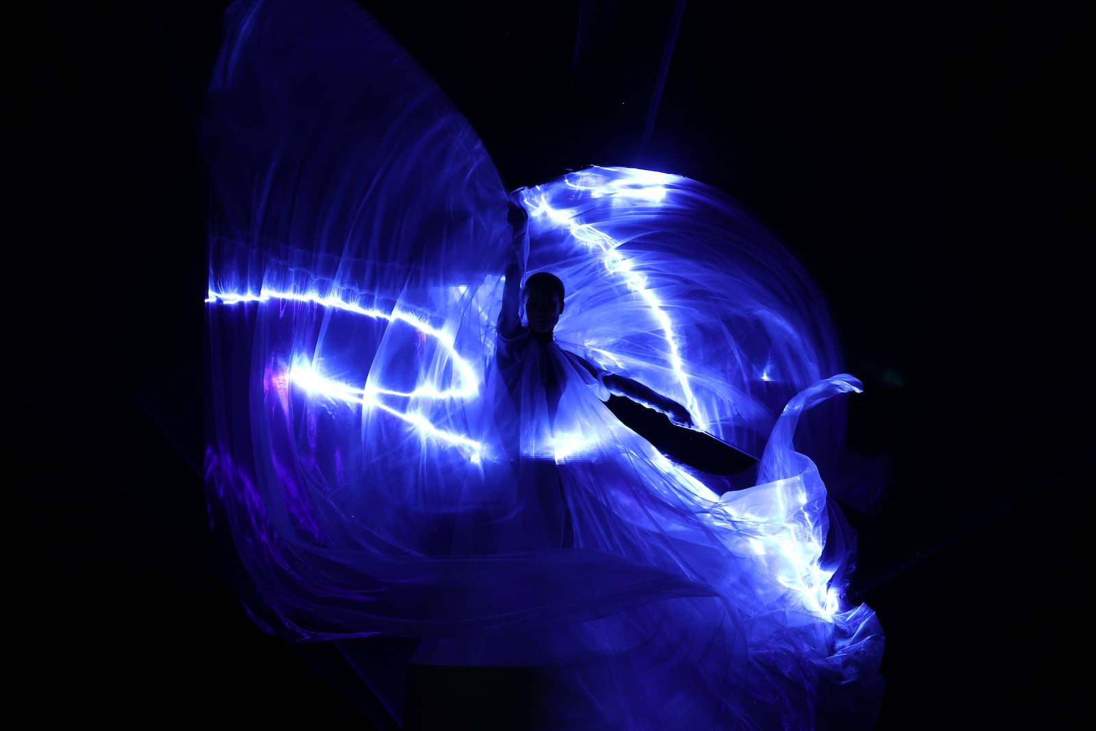 A model wears a creation as part of the Iris van Herpen Fall-Winter 2025/26 Haute Couture collection presented Monday, July 7, 2025, in Paris. (AP Photo/Tom Nicholson)