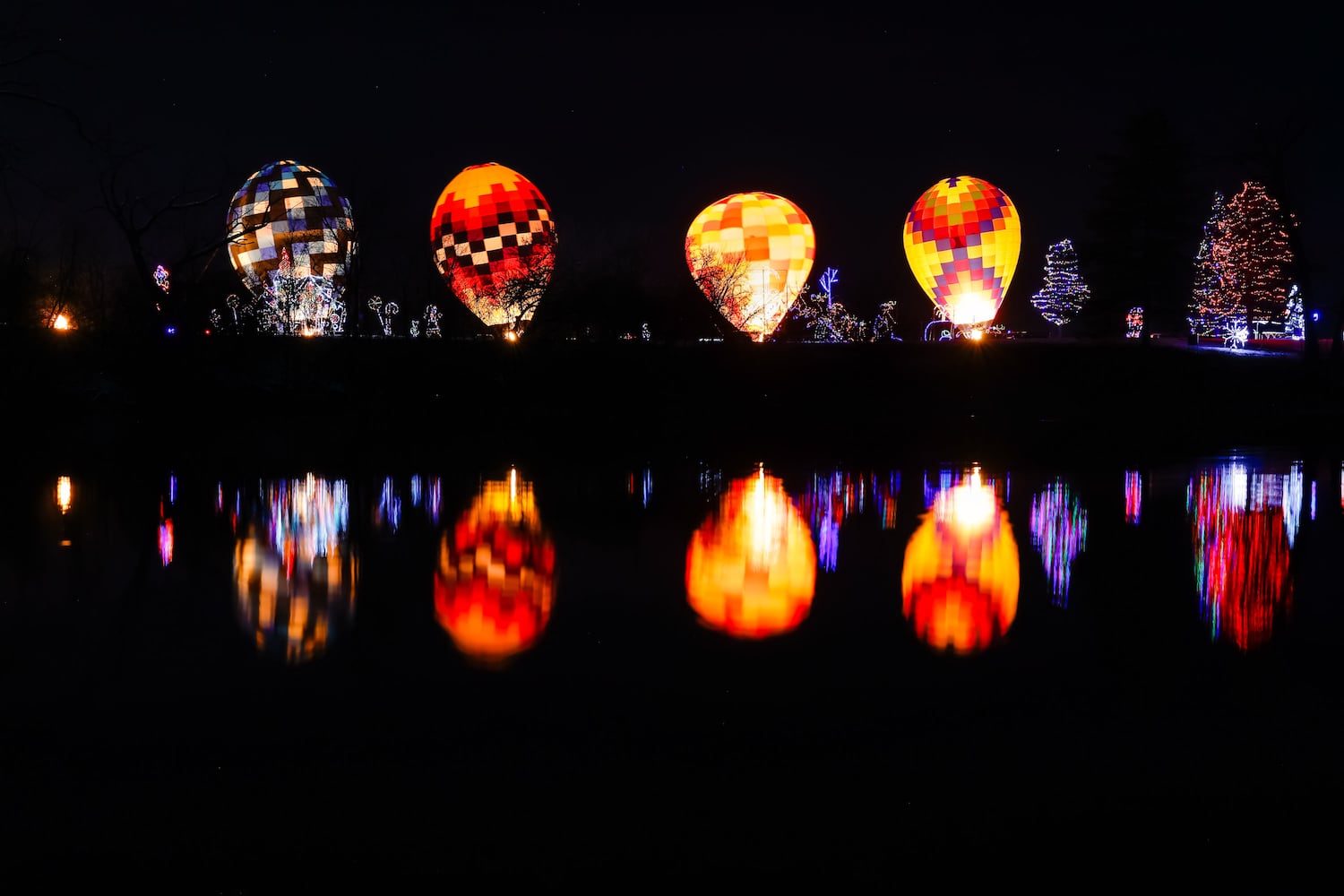 120425 Light Up Middletown balloon Glow