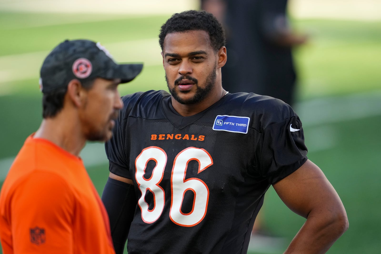 Cincinnati Bengals' Noah Fant (86) looks on during practice at the team's NFL stadium, Saturday, Aug. 2, 2025, in Cincinnati. (AP Photo/Jeff Dean)