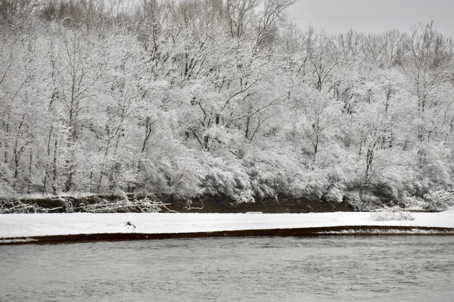 Snowstorm hits area on first day of spring