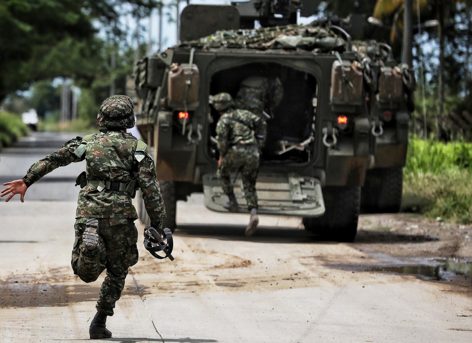 Soldiers patrol after a bomb explosion in Guachinte, Valle del Cauca, Colombia, Tuesday, June 10, 2025. (AP Photo/Santiago Saldarriaga