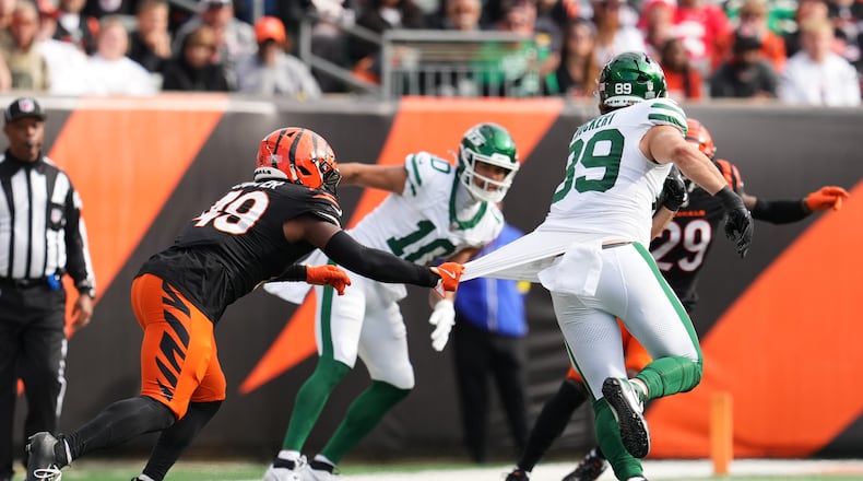 New York Jets tight end Jeremy Ruckert (89) runs after a catch past Cincinnati Bengals linebacker Barrett Carter (49) after a catch during the second half of an NFL football game, Sunday, Oct. 26, 2025, in Cincinnati. (AP Photo/Jeff Dean)