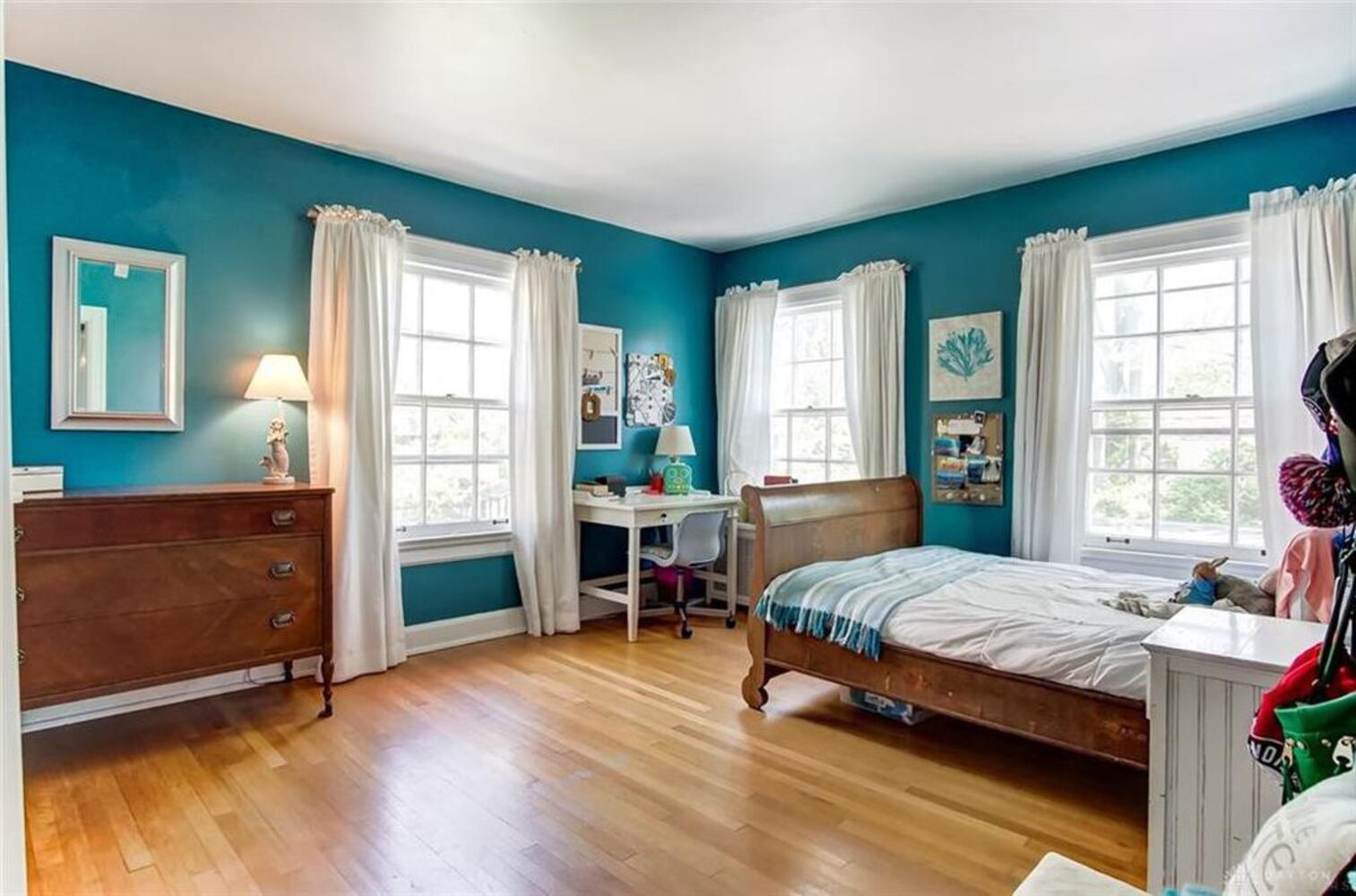 PHOTOS: Luxury Oakwood colonial home on market