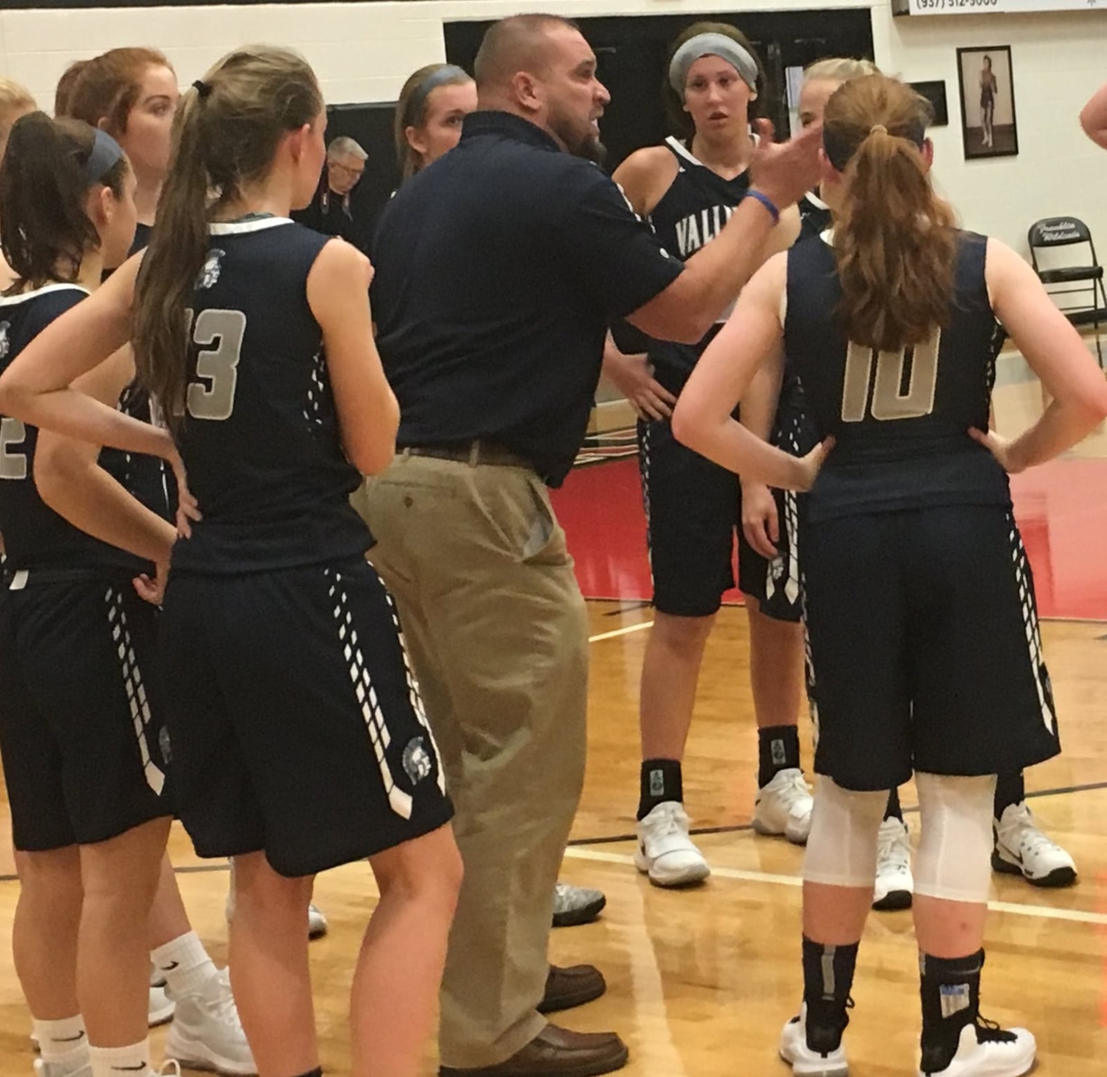 Valley View assistant coach Butch Stidham makes a point to the Spartans during a timeout in Thursday night’s game at Franklin. RICK CASSANO/STAFF