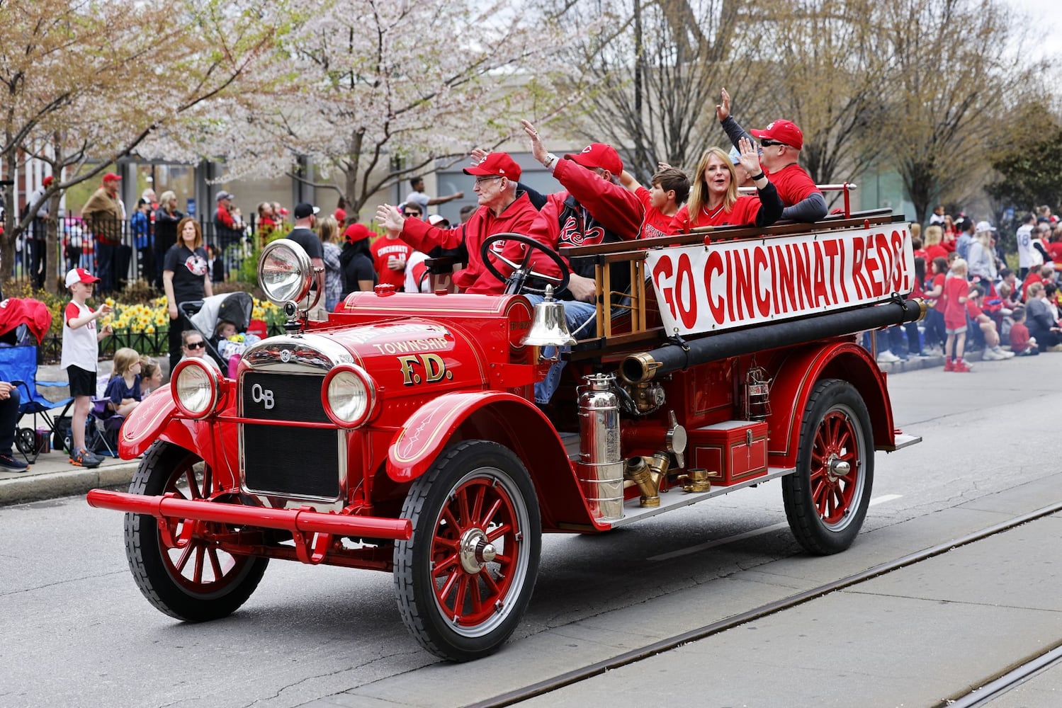 041222 Reds parade