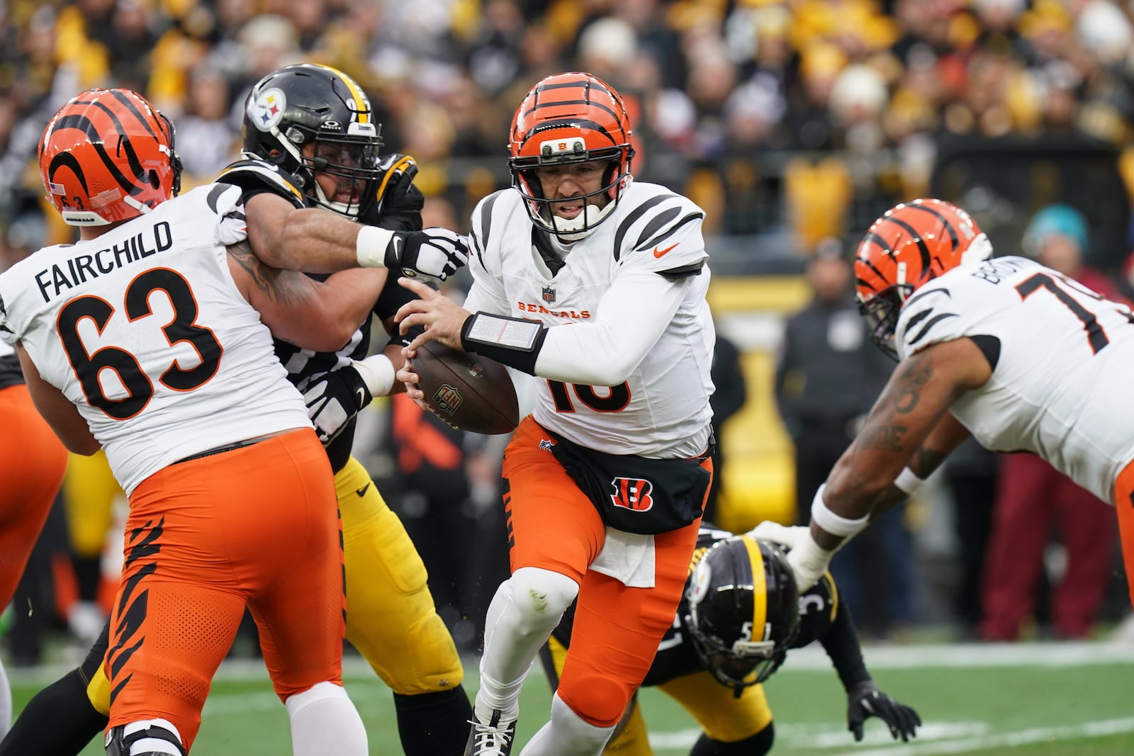 Cincinnati Bengals quarterback Joe Flacco (16) scrambles against the Pittsburgh Steelers during the first half of an NFL football game Sunday, Nov. 16, 2025, in Pittsburgh. (AP Photo/Matt Freed)