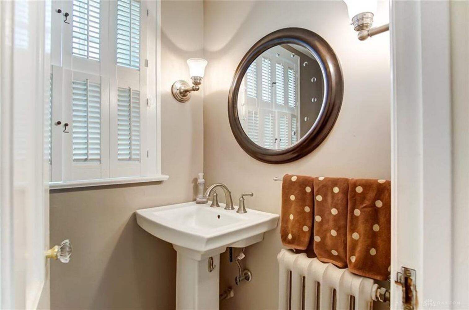 PHOTOS: Luxury Oakwood colonial home on market