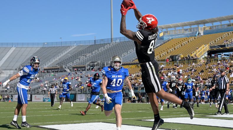 Team Aina tight end Andrew Ogletree (81), of Youngstown State, catches a pass in the end zone for a touchdown in front of Team Kai linebacker Drew White (40), of Notre Dame, during the first half of the Hula Bowl NCAA college football game, Saturday, Jan. 15, 2022, in Orlando, Fla. (AP Photo/Phelan M. Ebenhack)