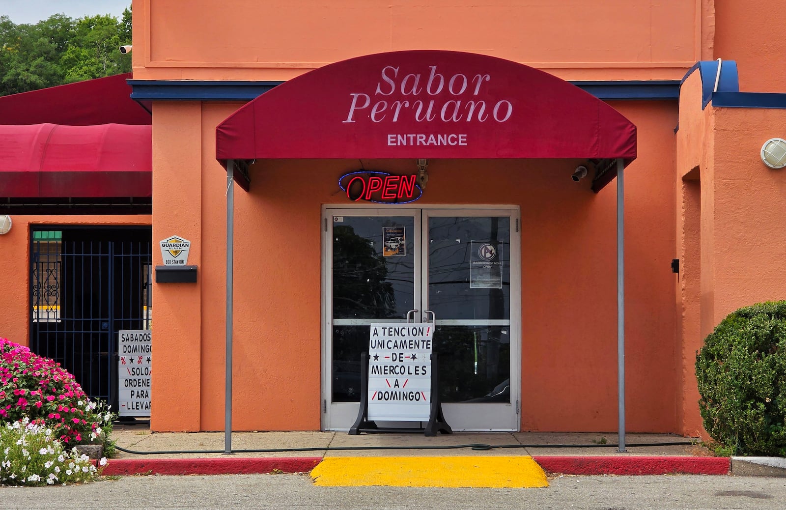 Fairfield Police, along with ICE and the Butler County Sheriff's Office, arrested 34 people during an operation at Sabor Peruano Night Club, 7245 Dixie Highway, on Saturday, Aug. 16, 2025. Five additional people were arrested during traffic stops. Pictured is Sabor Peruano on Thursday afternoon, Aug. 21, 2025. NICK GRAHAM/STAFF