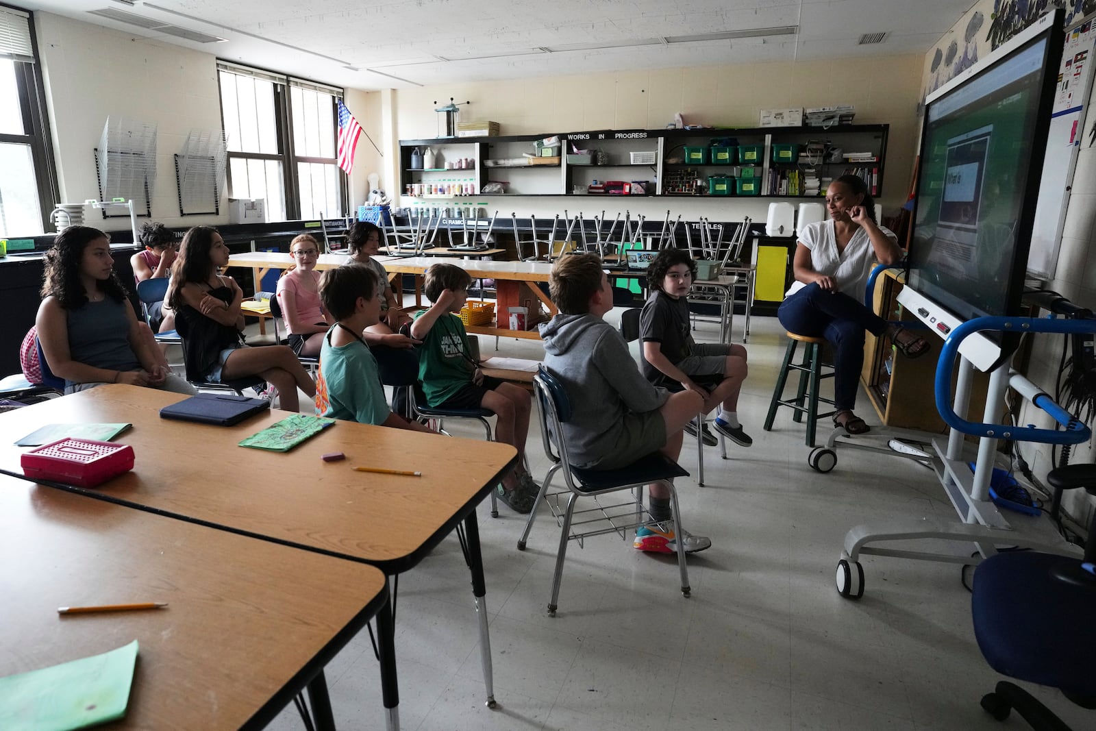 Art teacher Lindsay Johnson, right, teaches students how to ask ChatGPT for help during a summer class at Roosevelt Middle School, Wednesday, June 25, 2025, in River Forest, Ill. (AP Photo/Nam Y. Huh)