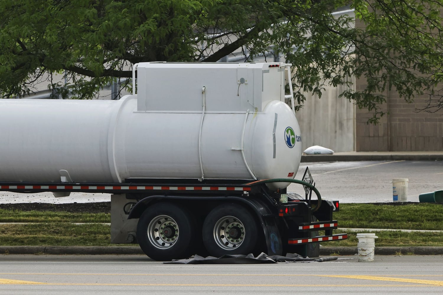 Crews work to clean chemical spill on OH-4 in Fairfield