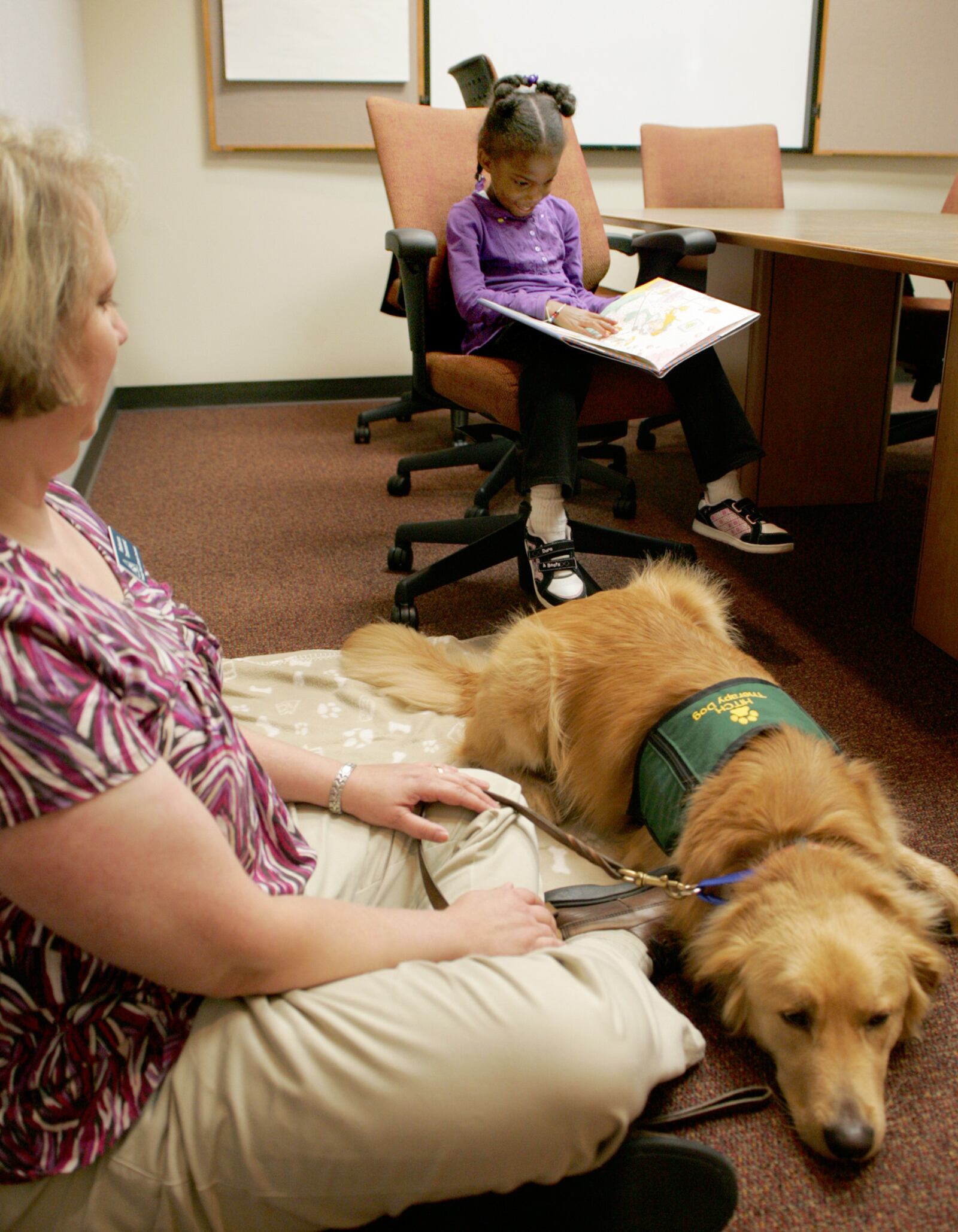 Ariee' Bess, 5, of Colerain Twp., reads to Hitch, the registered therapy dog of Rebecca Townsend, at the Fairfield Lane Library Thursday, September 10, 2009. CONTRIBUTED BY E.L. HUBBARD