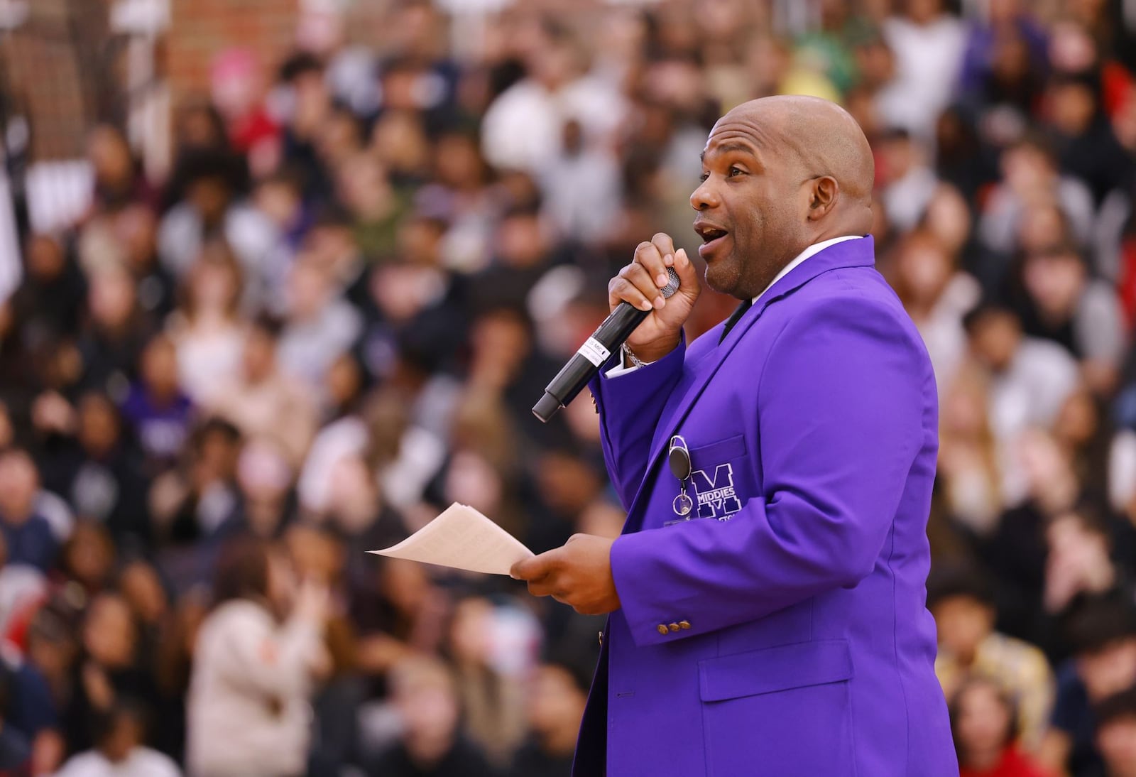 El director de la escuela secundaria Middletown, Donetrus Hill, habló después de que el corredor de los Cincinnati Bengals, Chase Brown, cautivó a los estudiantes en una asamblea que promovía una mejor asistencia el martes. 21 de octubre de 2025 en Middletown High School. Middies se ha asociado con Caresource para ofrecer incentivos por asistir a la semana cimg a los estudiantes que no faltan a la escuela. Nick Graham/Personal