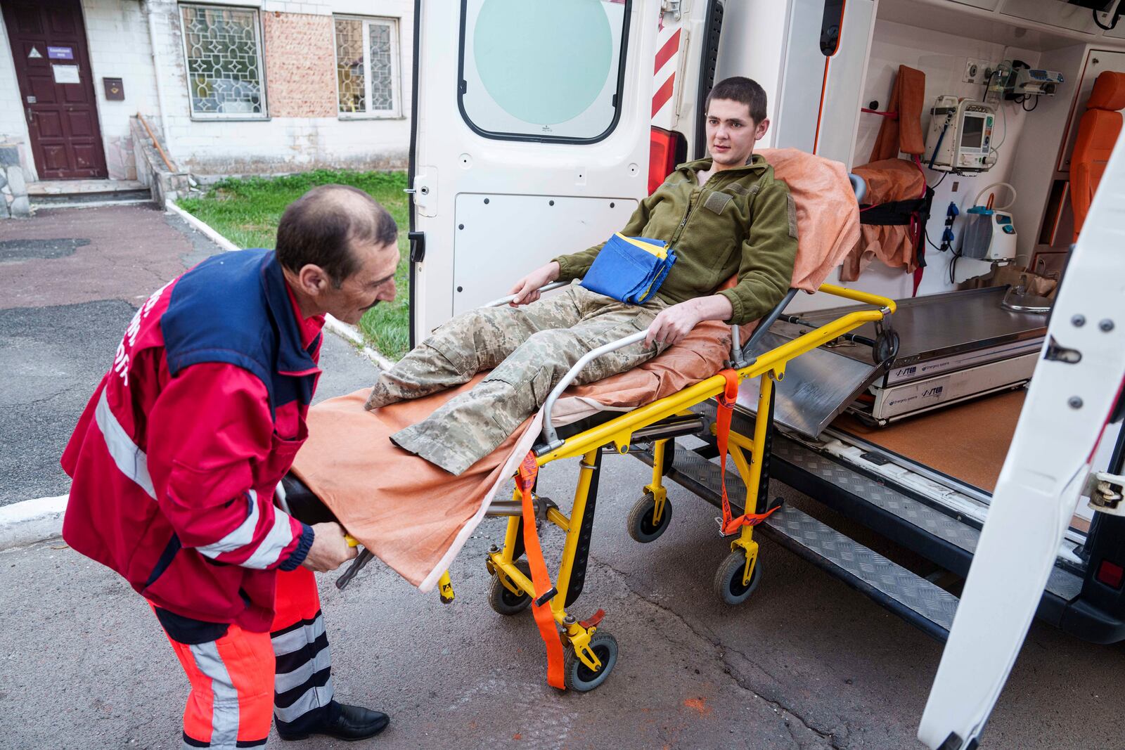 A medical worker moves an injured Ukrainian soldier from an ambulance after returning from captivity in a POW exchange in Ukraine, on Saturday, April. 19, 2025. (AP Photo/Evgeniy Maloletka)