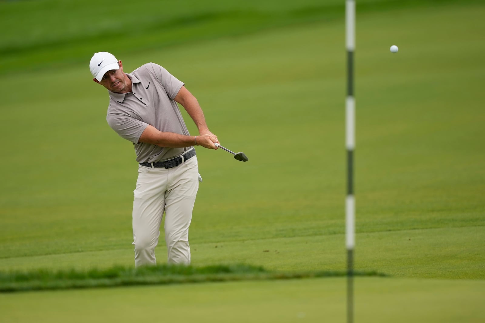 Rory McIlroy, of Northern Ireland, chips onto the seventh green during the third round of the U.S. Open golf tournament at Oakmont Country Club Saturday, June 14, 2025, in Oakmont, Pa. (AP Photo/Carolyn Kaster)