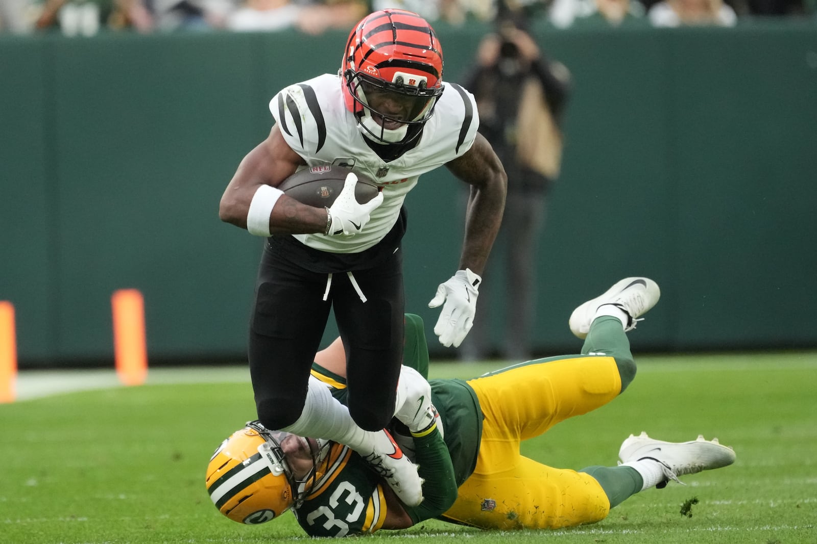 Cincinnati Bengals wide receiver Ja'Marr Chase (1) runs againmst Green Bay Packers safety Evan Williams (33) in the second half of an NFL football game, Sunday, Oct. 12, 2025, in Green Bay, Wis. (AP Photo/Morry Gash)
