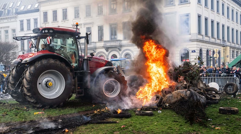 Protestors burn tires during a demonstration of European farmers outside the EU Summit meeting in Brussels, Thursday, Dec. 18, 2025. (AP Photo/Marius Burgelman)
