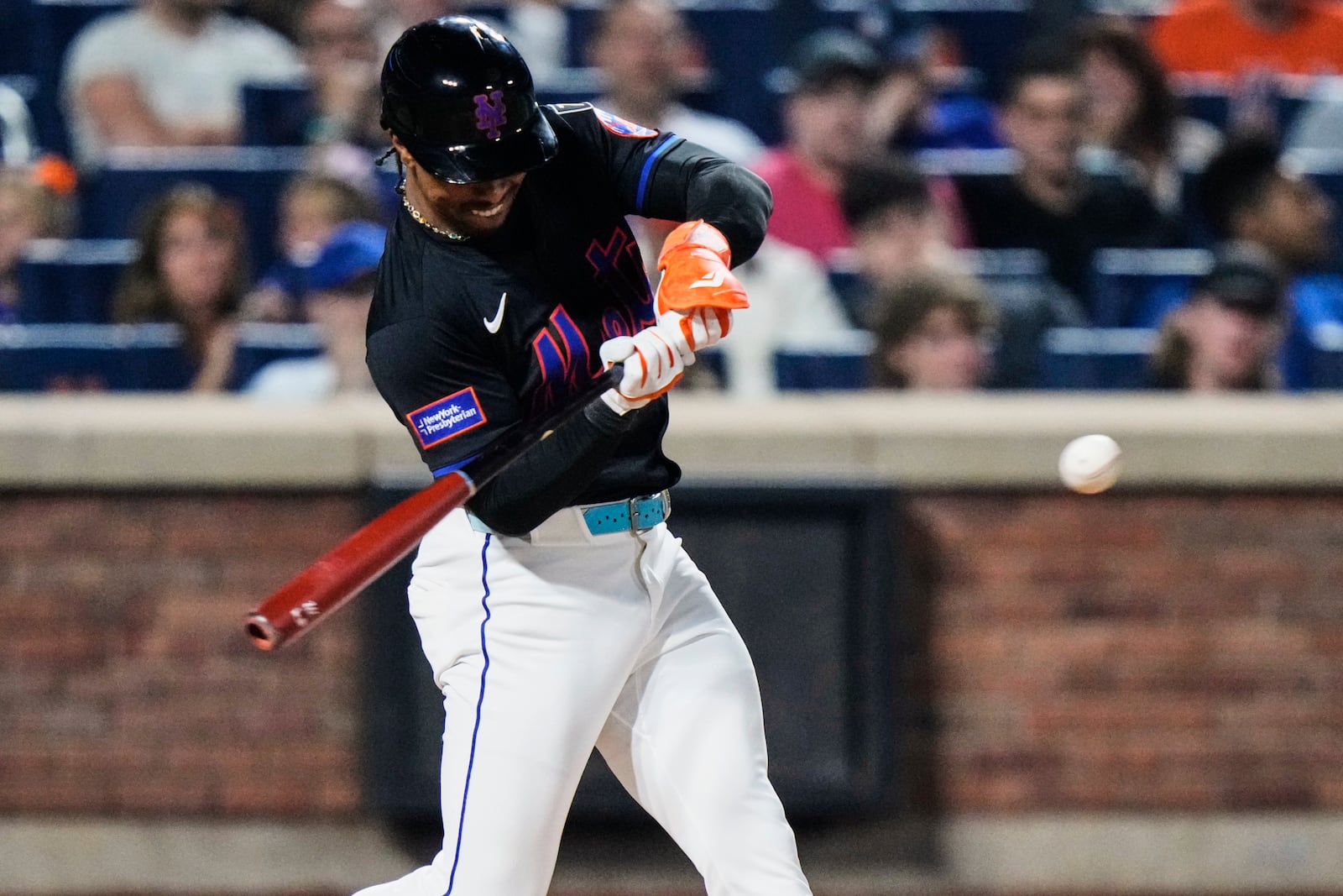 New York Mets' Francisco Lindor (12) hits an RBI single during the sixth inning in the second baseball game of a doubleheader against the Milwaukee Brewers Wednesday, July 2, 2025, in New York. (AP Photo/Frank Franklin II)