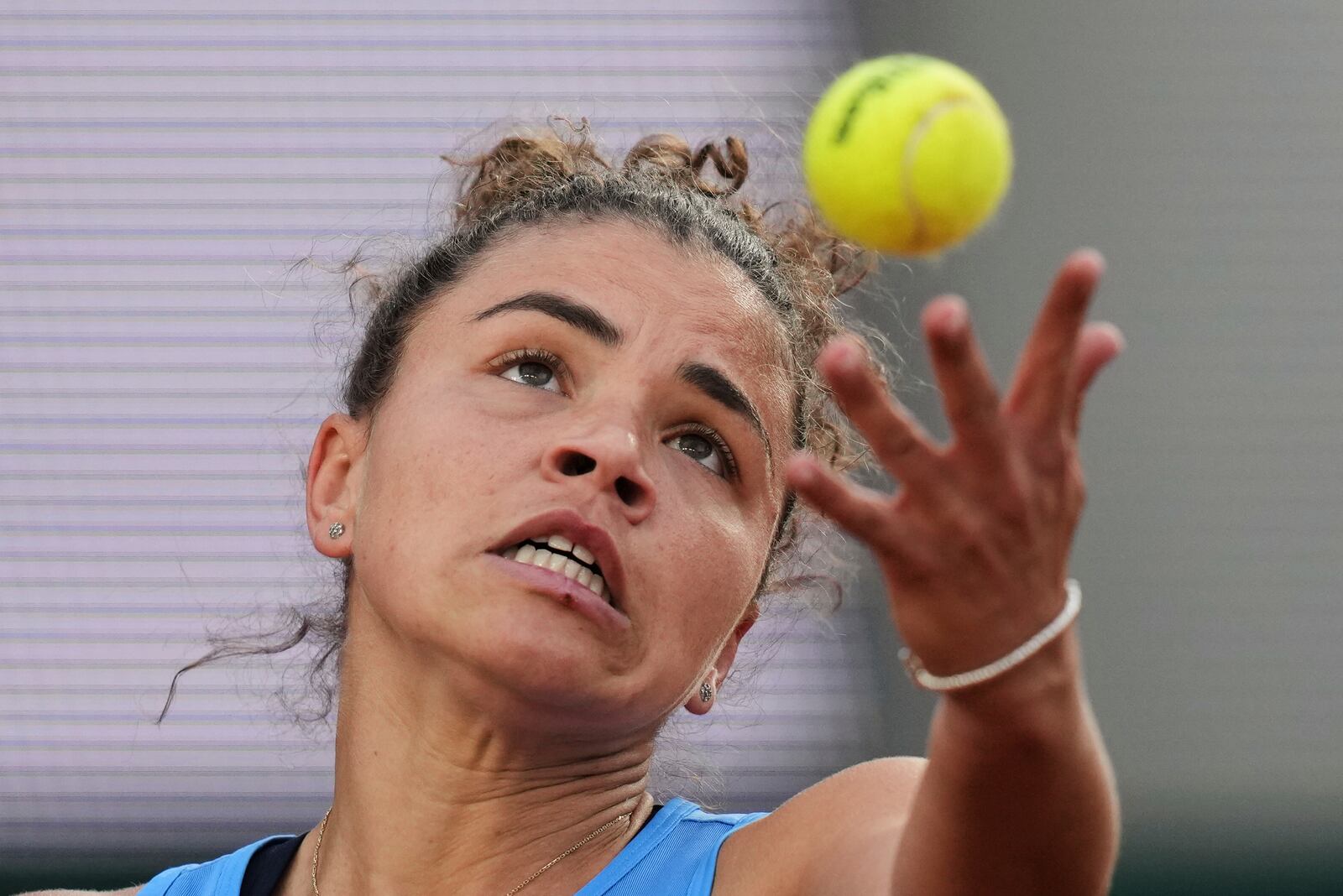 Italy's Jasmine Paolini serves against China's Yuan Yue during their first round match of the French Tennis Open, at the Roland-Garros stadium, in Paris, Sunday May 25, 2025. (AP Photo/Christophe Ena)