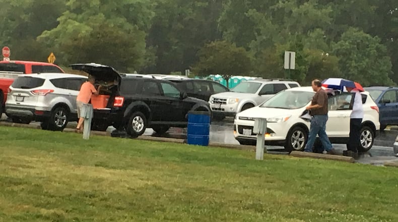 People start packing up their families and vehicles after it was announced Friday night that the Ohio Balloon Challenge events were cancelled for the evening at Middletown’s Smith Park. ED RICHTER/STAFF