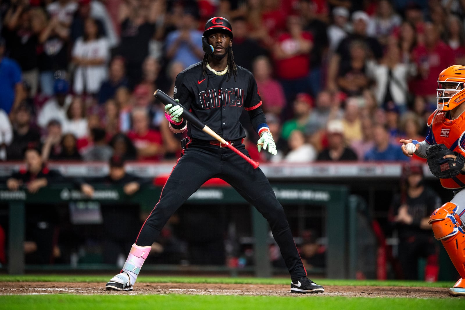 Cincinnati Reds' Elly De La Cruz reacts after striking out with the bases loaded in the ninth inning of a baseball game against the New York Mets, Friday, Sept. 5, 2025, in Cincinnati. (AP Photo/Michael Swensen)