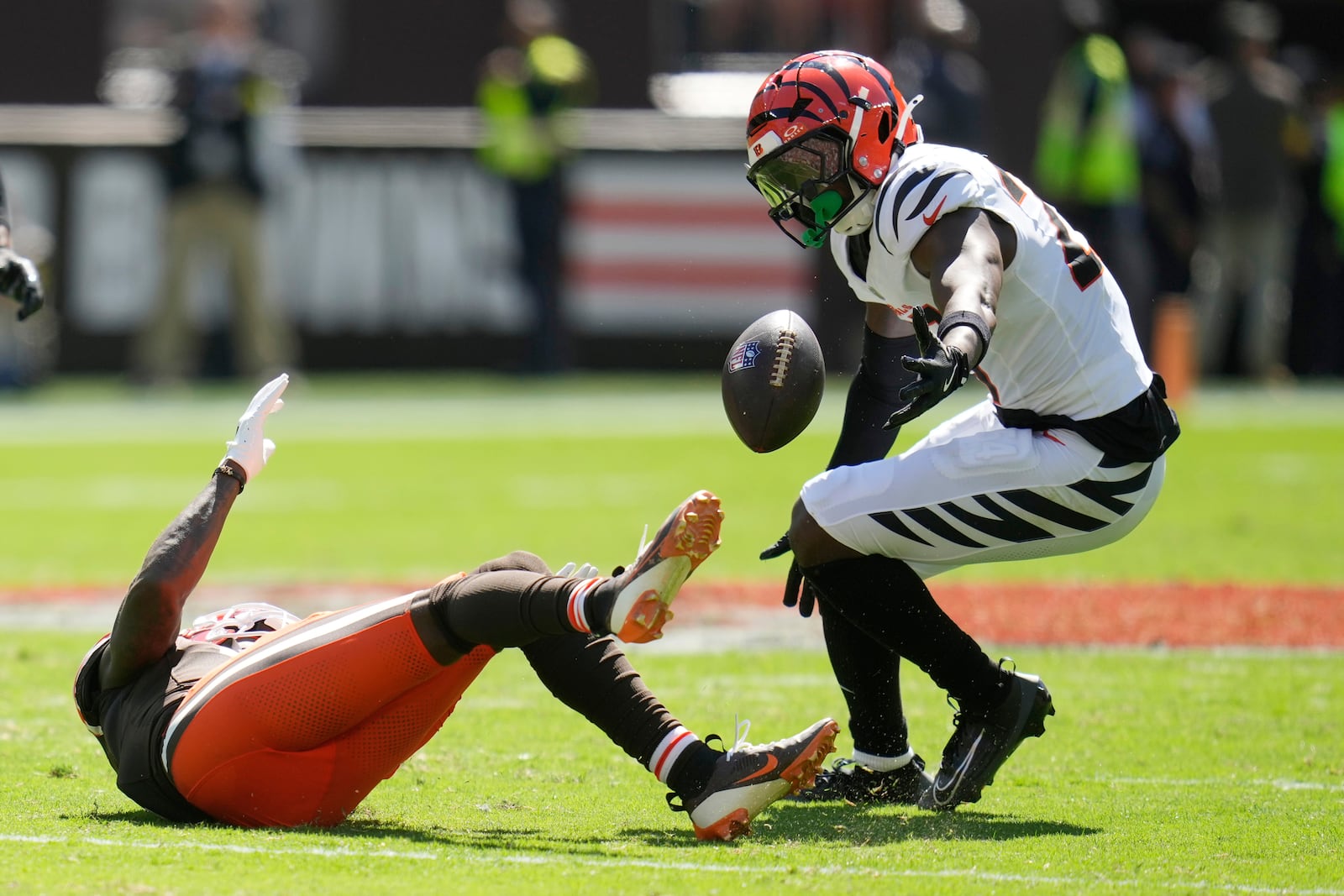 Cincinnati Bengals safety Jordan Battle, right, intercepts a pass intended for Cleveland Browns wide receiver Jerry Jeudy during the second half of an NFL football game Sunday, Sept. 7, 2025, in Cleveland. (AP Photo/Sue Ogrocki)