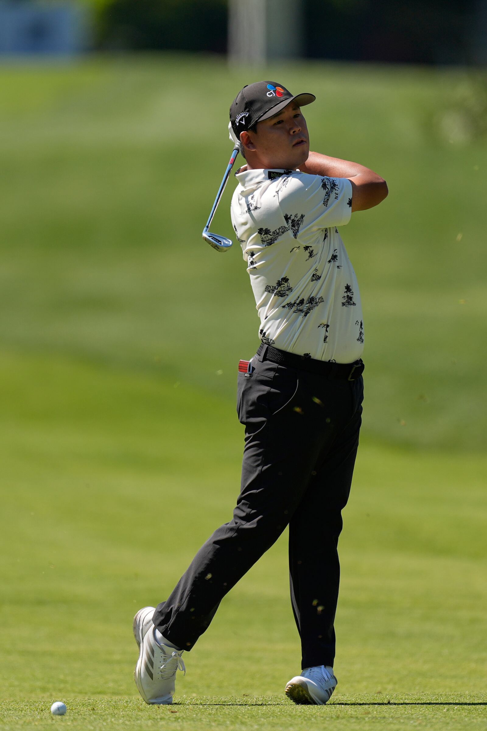 Si Woo Kim practices before taking a shot on the eighth hole during the first round of the RBC Heritage golf tournament, Thursday, April 17, 2025, in Hilton Head Island, S.C. (AP Photo/Mike Stewart)
